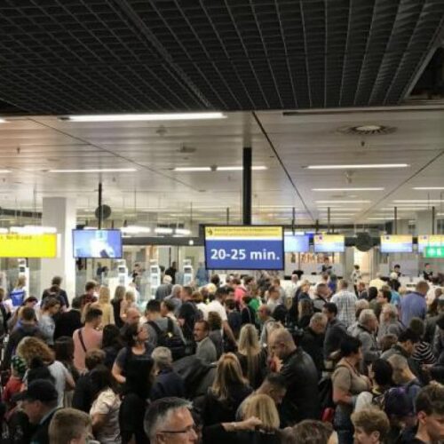 Schiphol plaatst borden in terminal met actuele wachttijd tot de securitycontrole